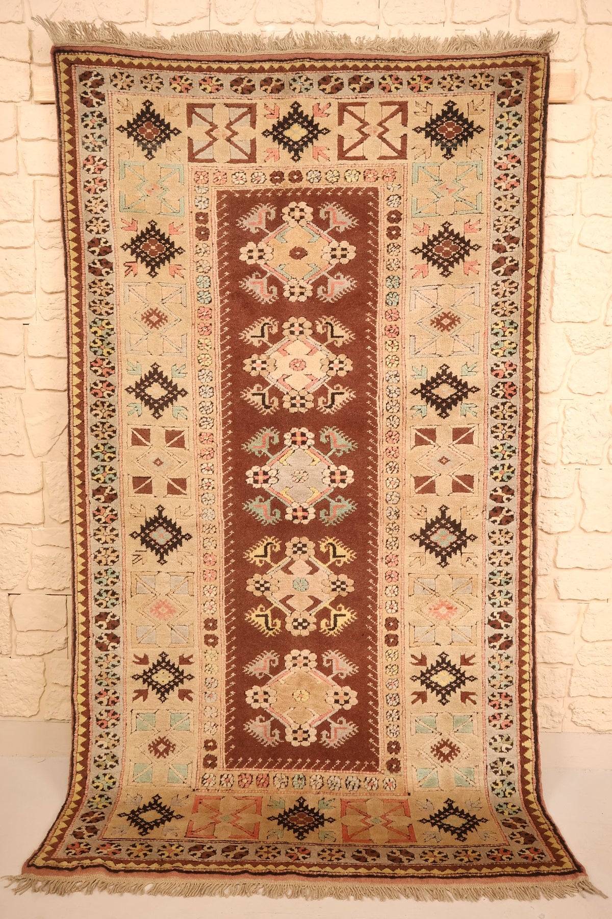Tapis Melas marron et beige 210 × 110 cm, vue d'ensemble avec ses franges écrues