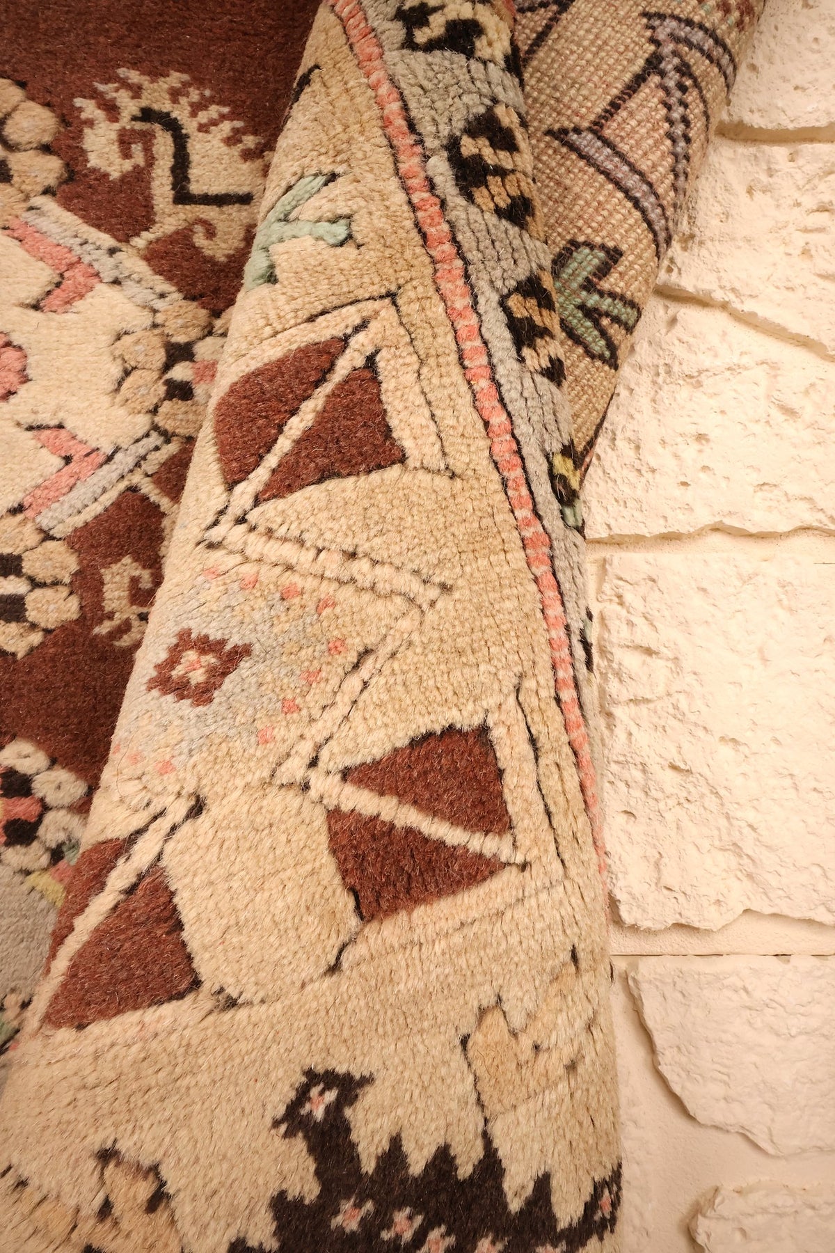 Coin replié du Melas marron, losanges bruns de la large bande beige