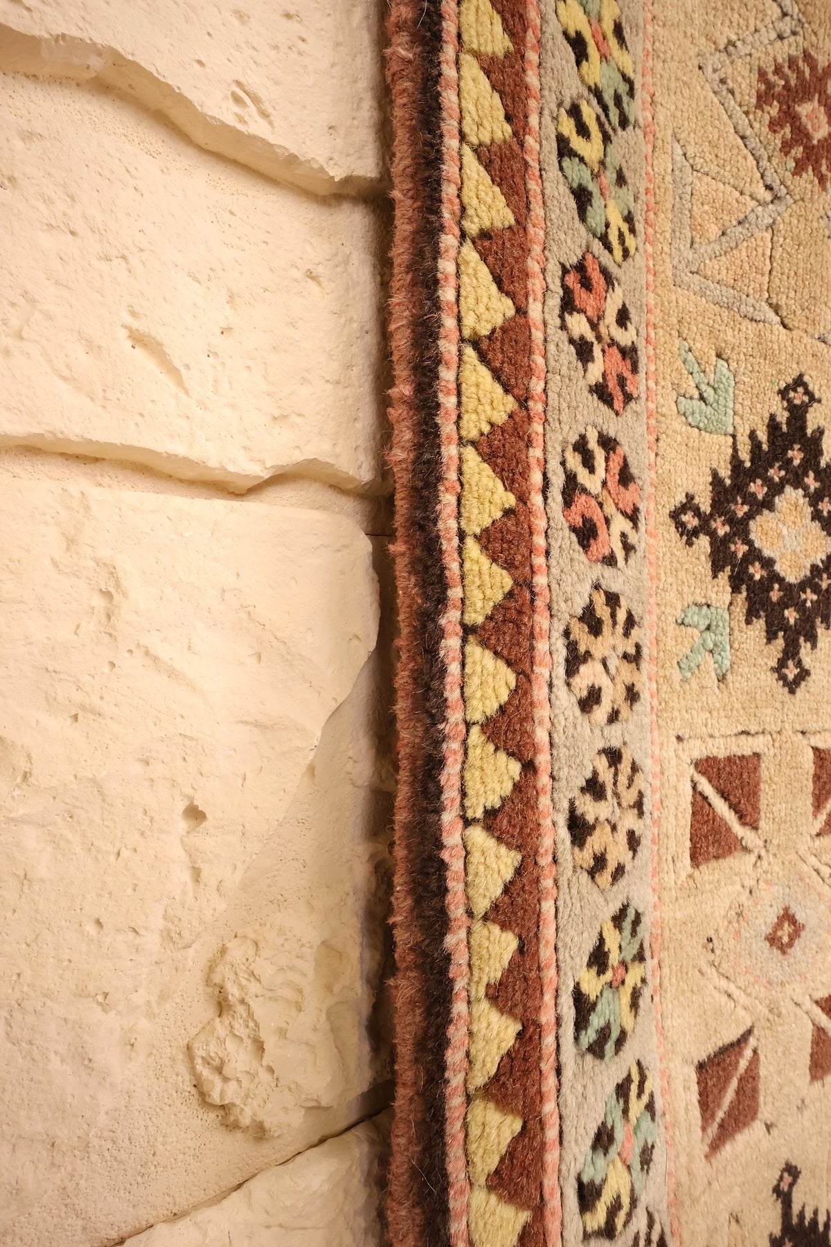 Lisière du tapis Melas 210 × 110 cm, fines bandes à dents de scie jaunes et brunes