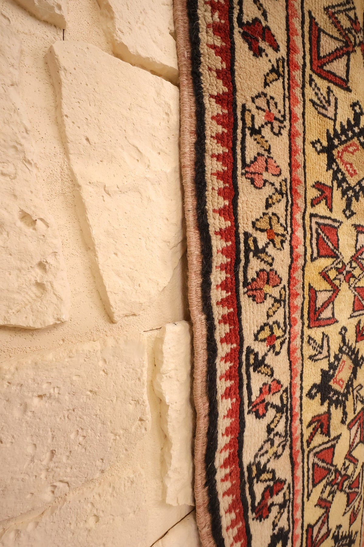 Lisière du tapis Melas en laine, bordure beige à motifs géométriques anguleux