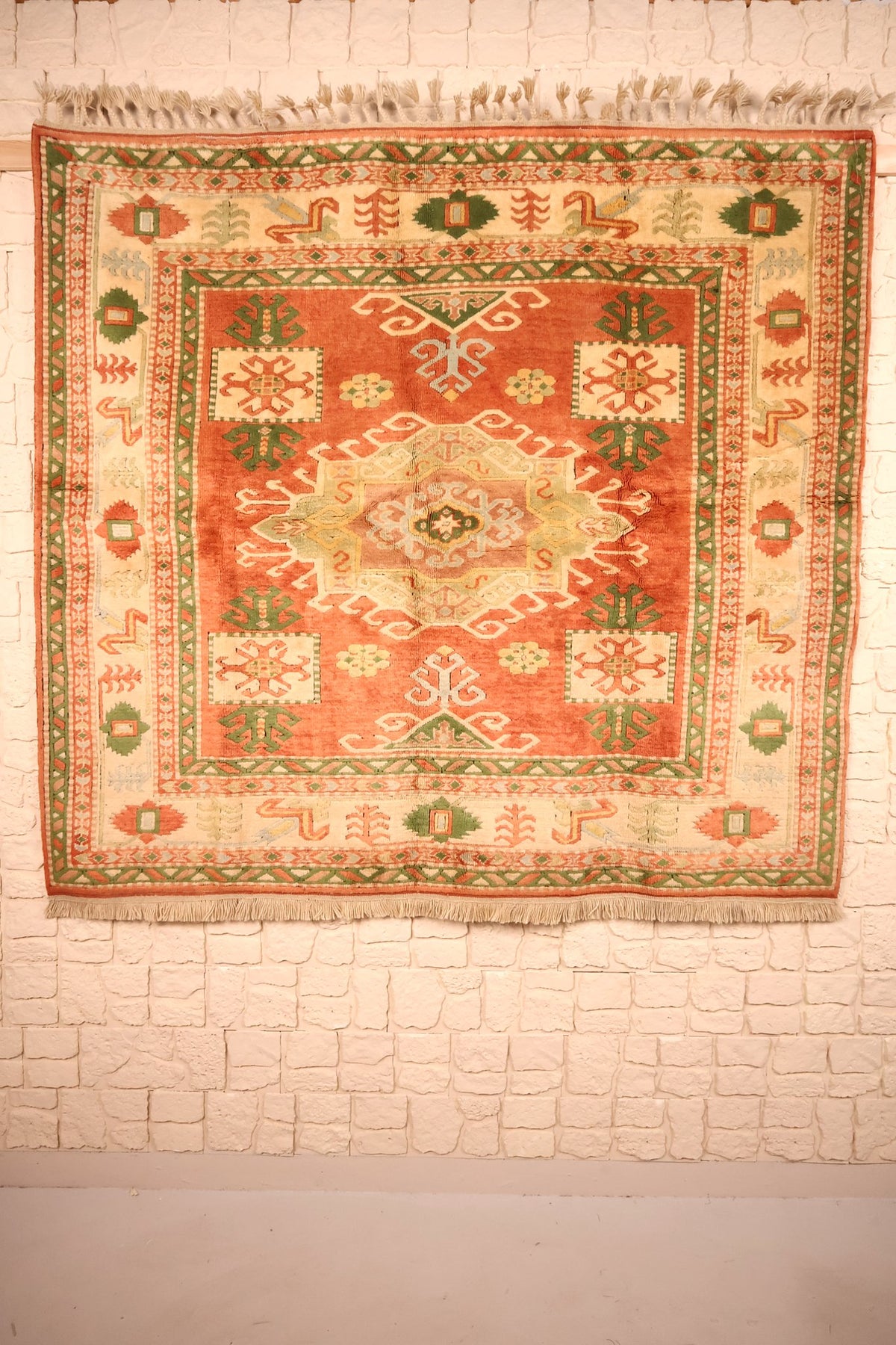 Tapis Melas orange 211 × 190 cm, vue d'ensemble du médaillon étoilé beige et vert