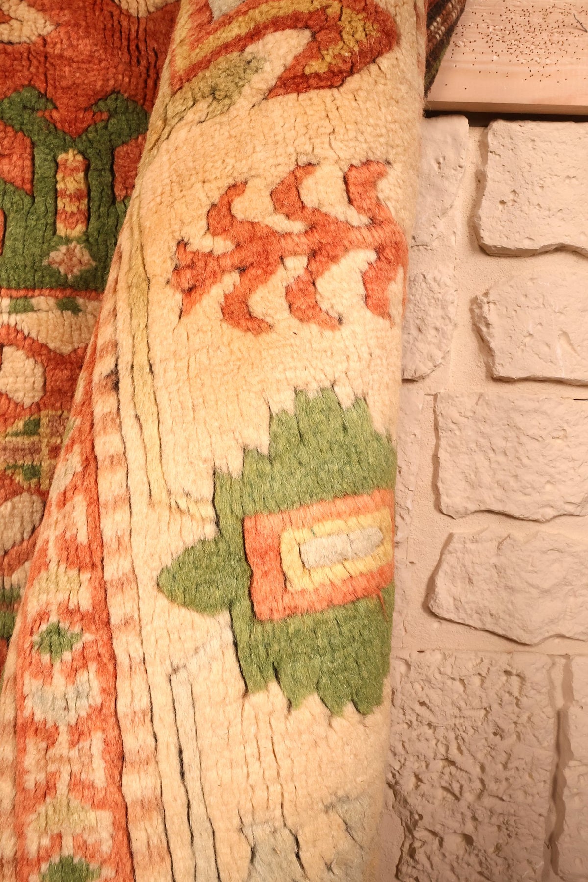 Lisière du Melas beige et vert, coin replié montrant l'épaisseur de la laine