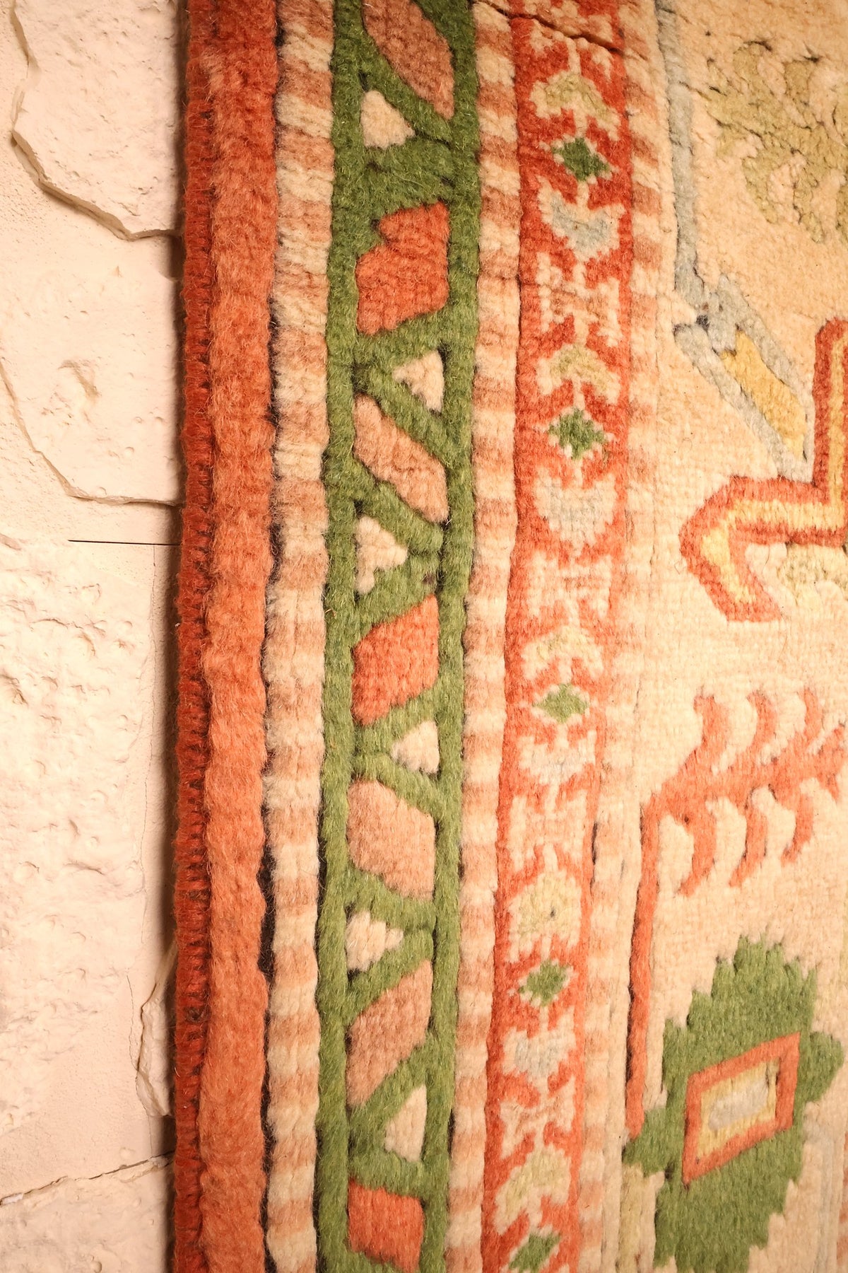 Lisière orange du tapis Melas avec contre-bordures à dents de scie et triangles verts
