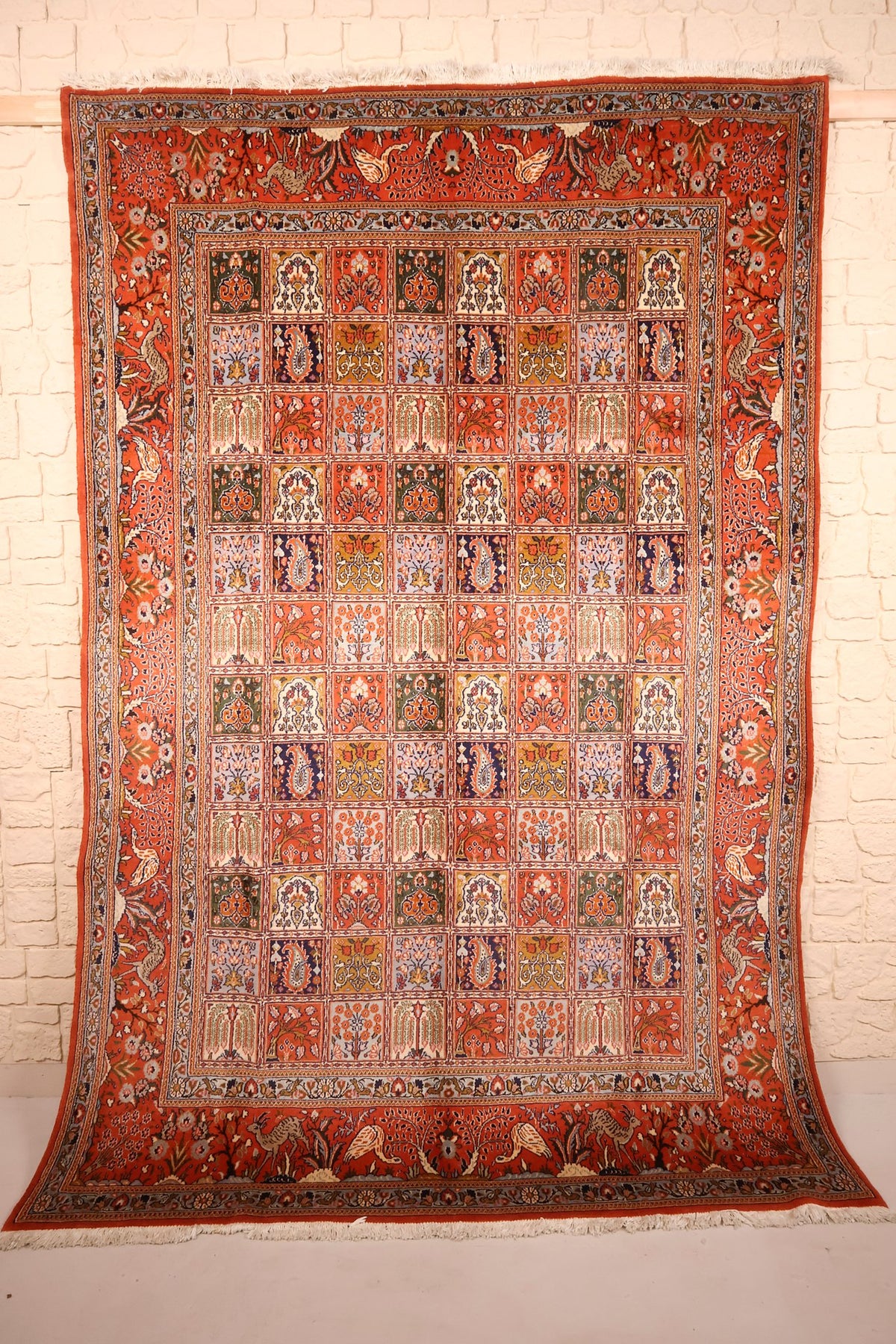 Tapis Moud orange 295 × 198 cm, vue d'ensemble du champ à caissons fleuris