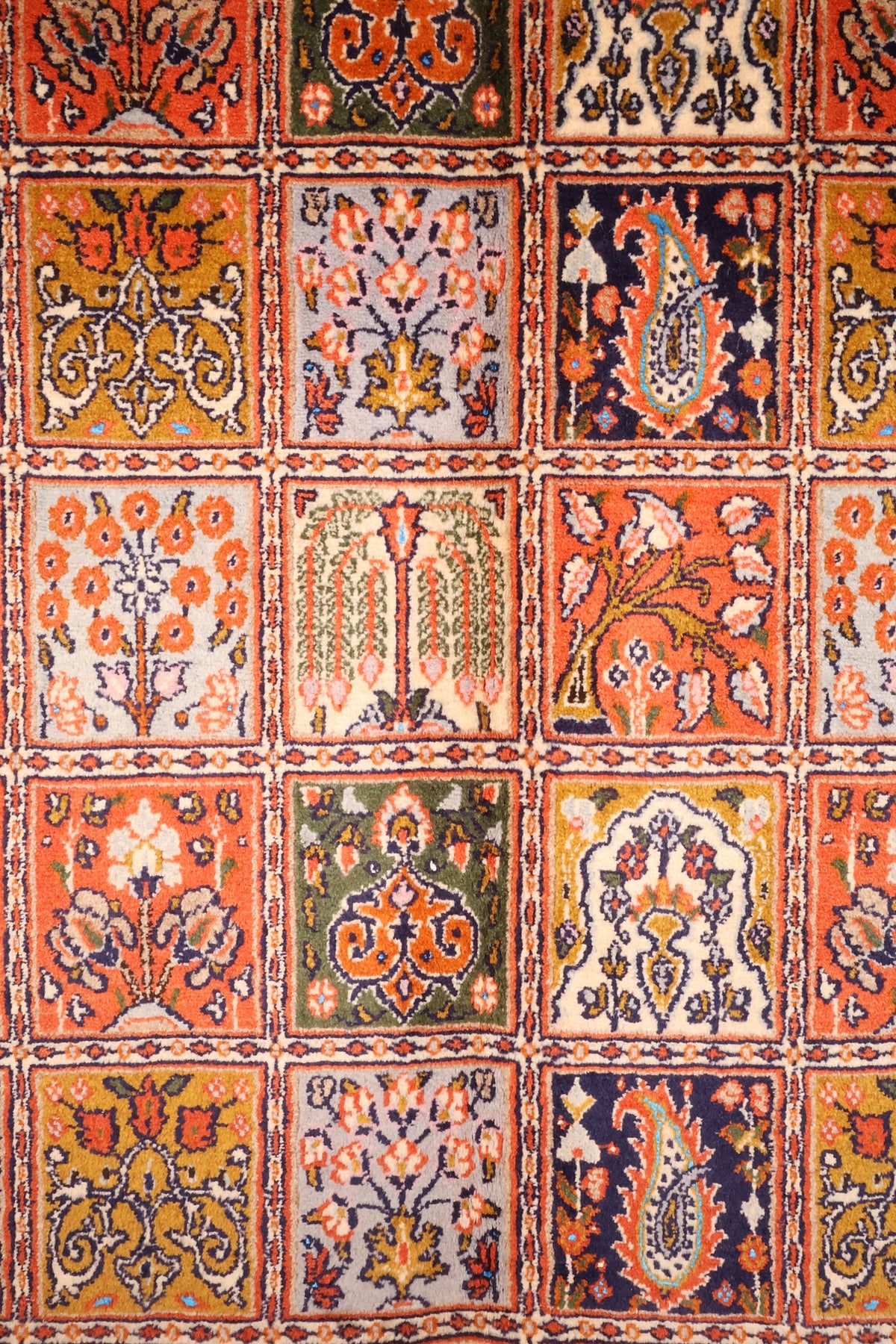 Détail des caissons du tapis Moud : vases fleuris, arbres pleureurs et boteh