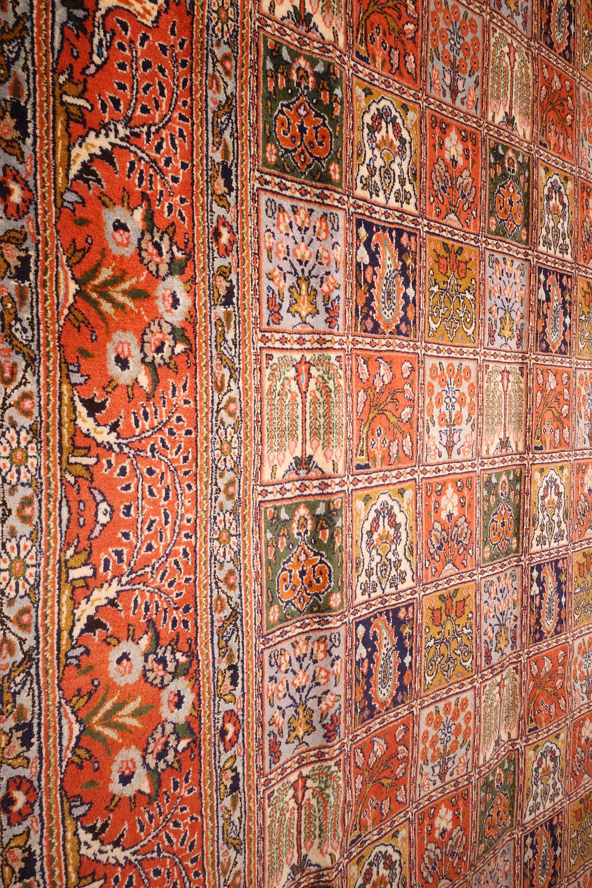 Tapis Moud orange, bordure fleurie et grille de caissons vue en perspective