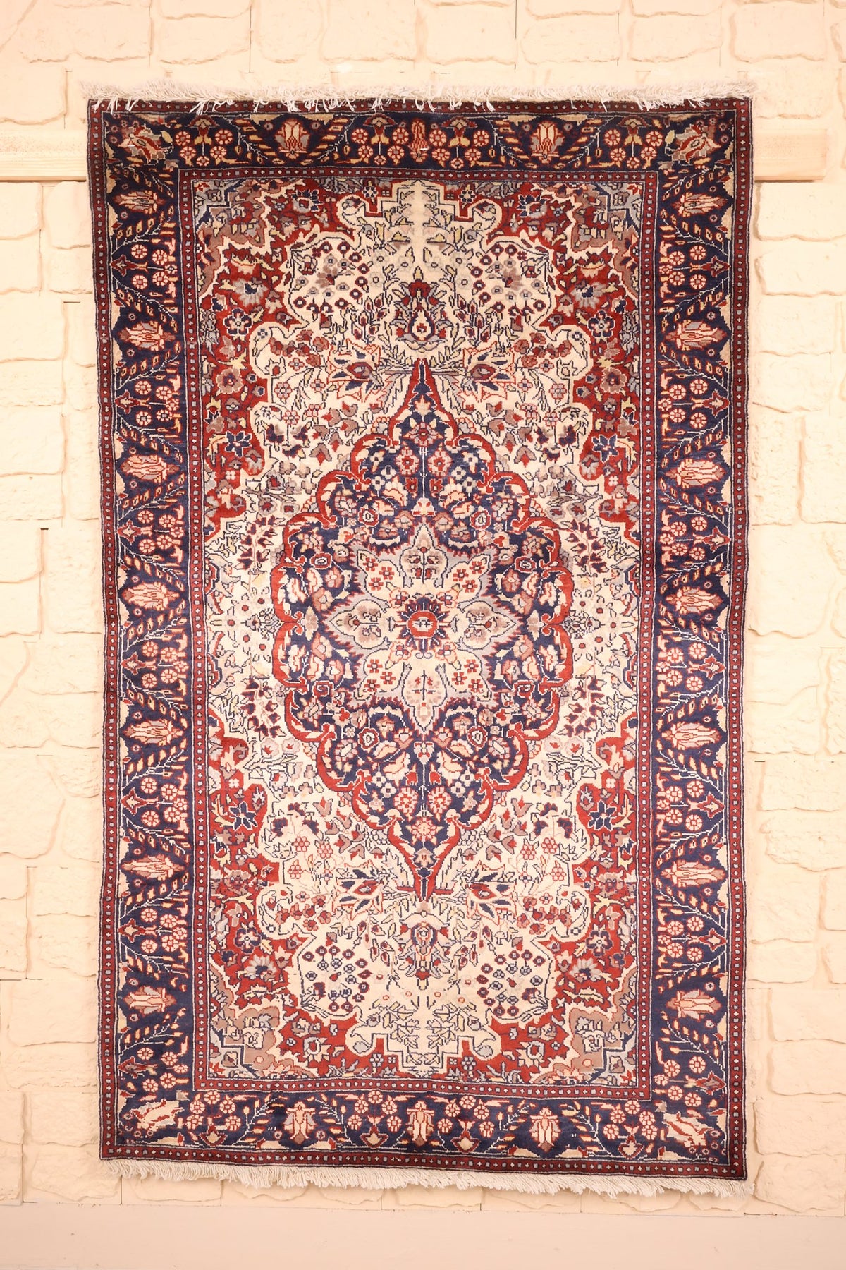 Tapis Pendjab rouge et bleu 157 × 95 cm, vue d'ensemble du médaillon central et des franges