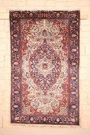 Tapis Pendjab rouge et bleu 157 × 95 cm, vue d'ensemble du médaillon central et des franges