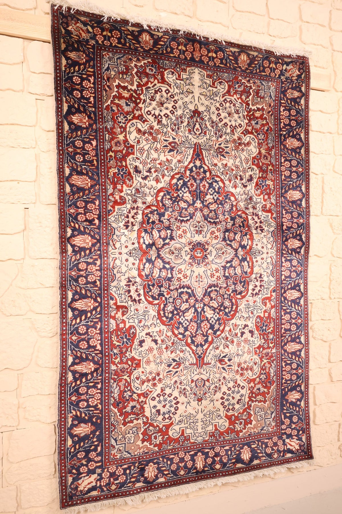 Tapis Pendjab en laine noué main, vue de biais du champ ivoire et rouge