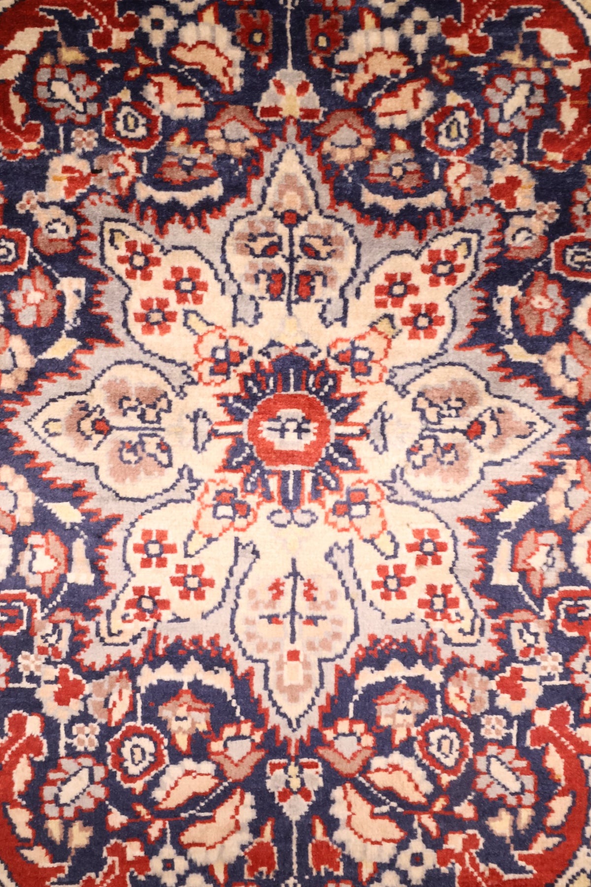 Détail du médaillon bleu à contour dentelé et des palmettes du tapis Pendjab