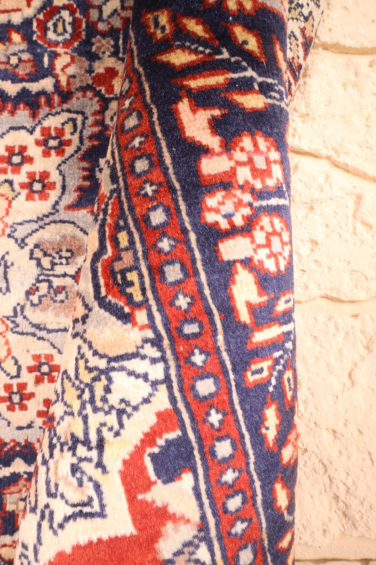Lisière du tapis Pendjab rouge et bleu, bordure à palmettes vue de près