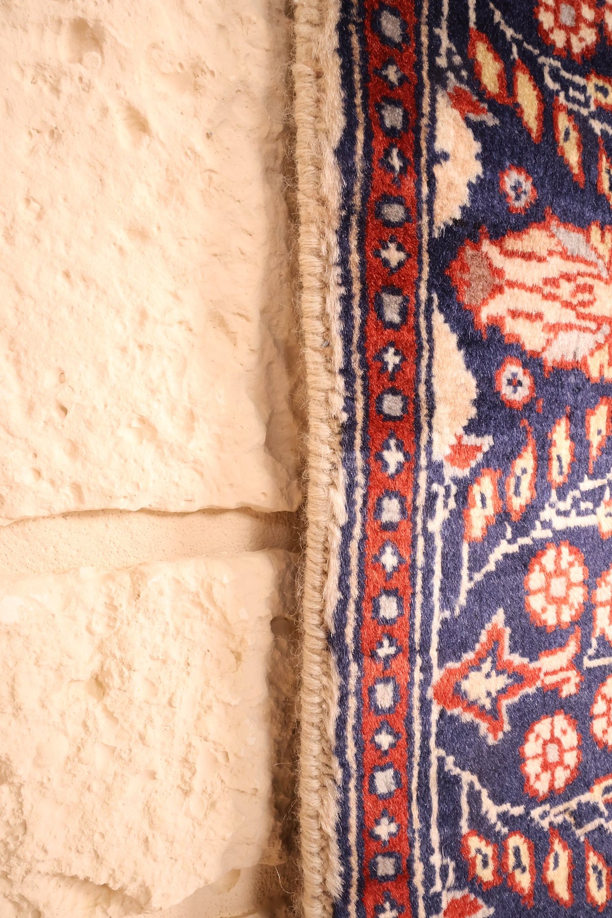 Lisière et franges blanches du tapis Pendjab, bande bleue fleurie en laine
