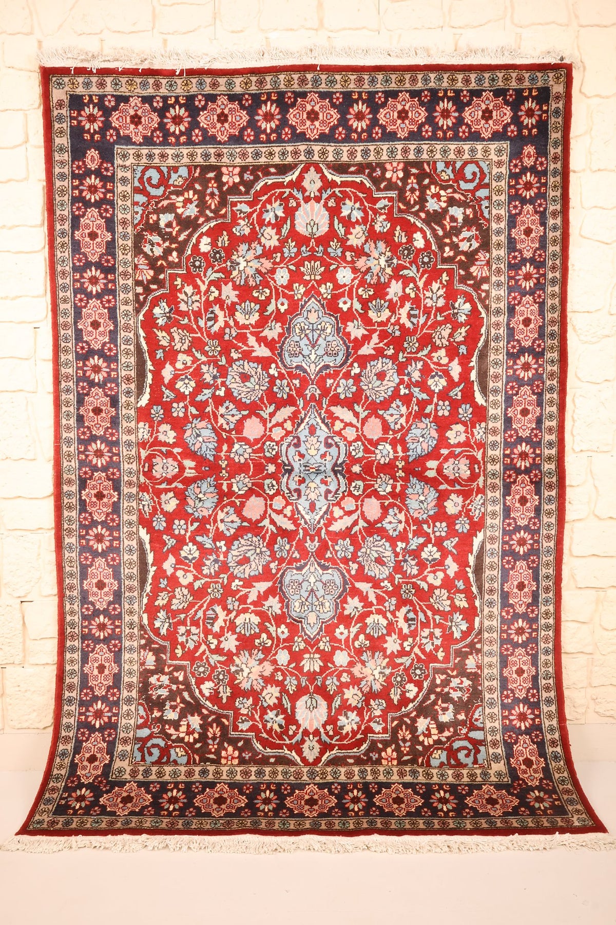 Tapis Pendjab rouge 181 × 127 cm, vue d'ensemble avec médaillon bleu clair et franges ivoire