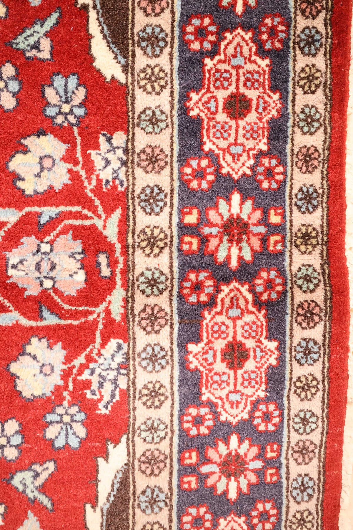 Bordure bleu nuit à palmettes ivoire et contre-bordures beiges du tapis Pendjab