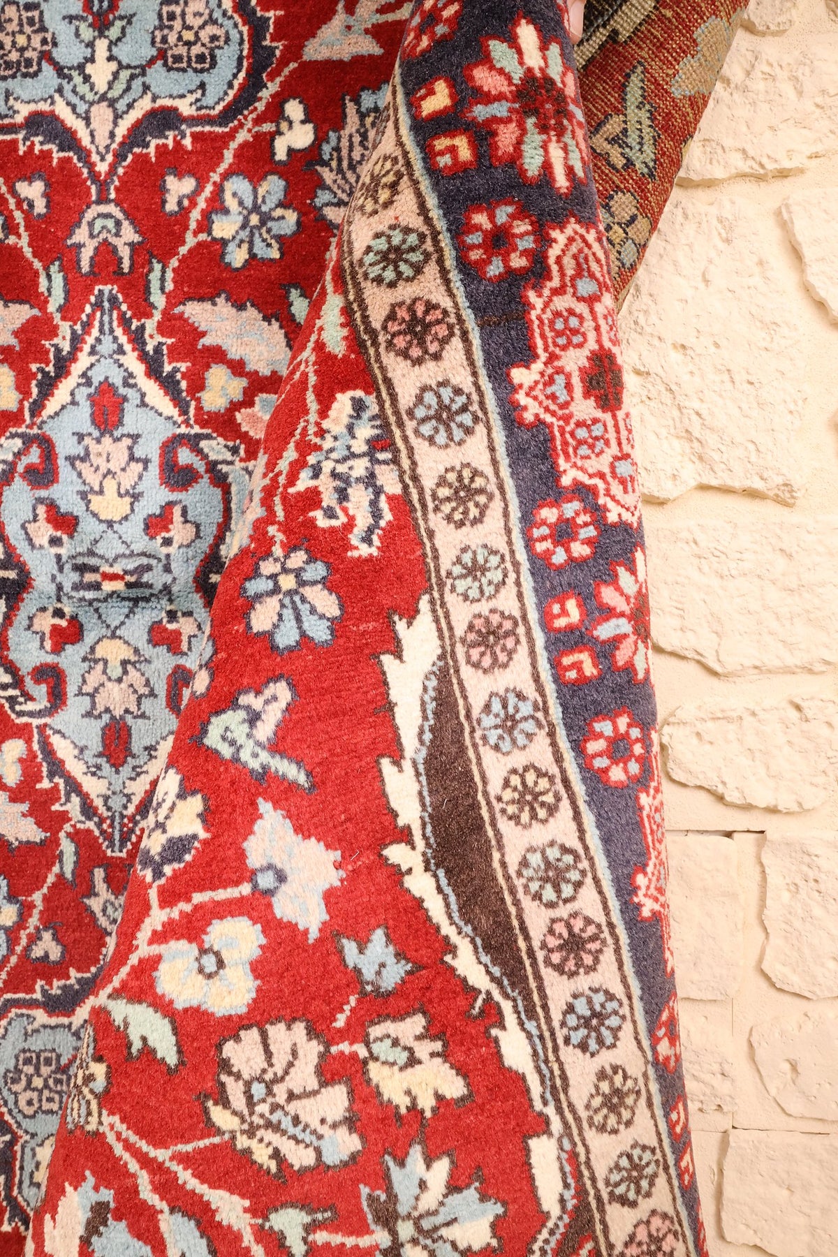 Lisière du tapis Pendjab 181 × 127 cm, champ rouge fleuri replié sur la bordure