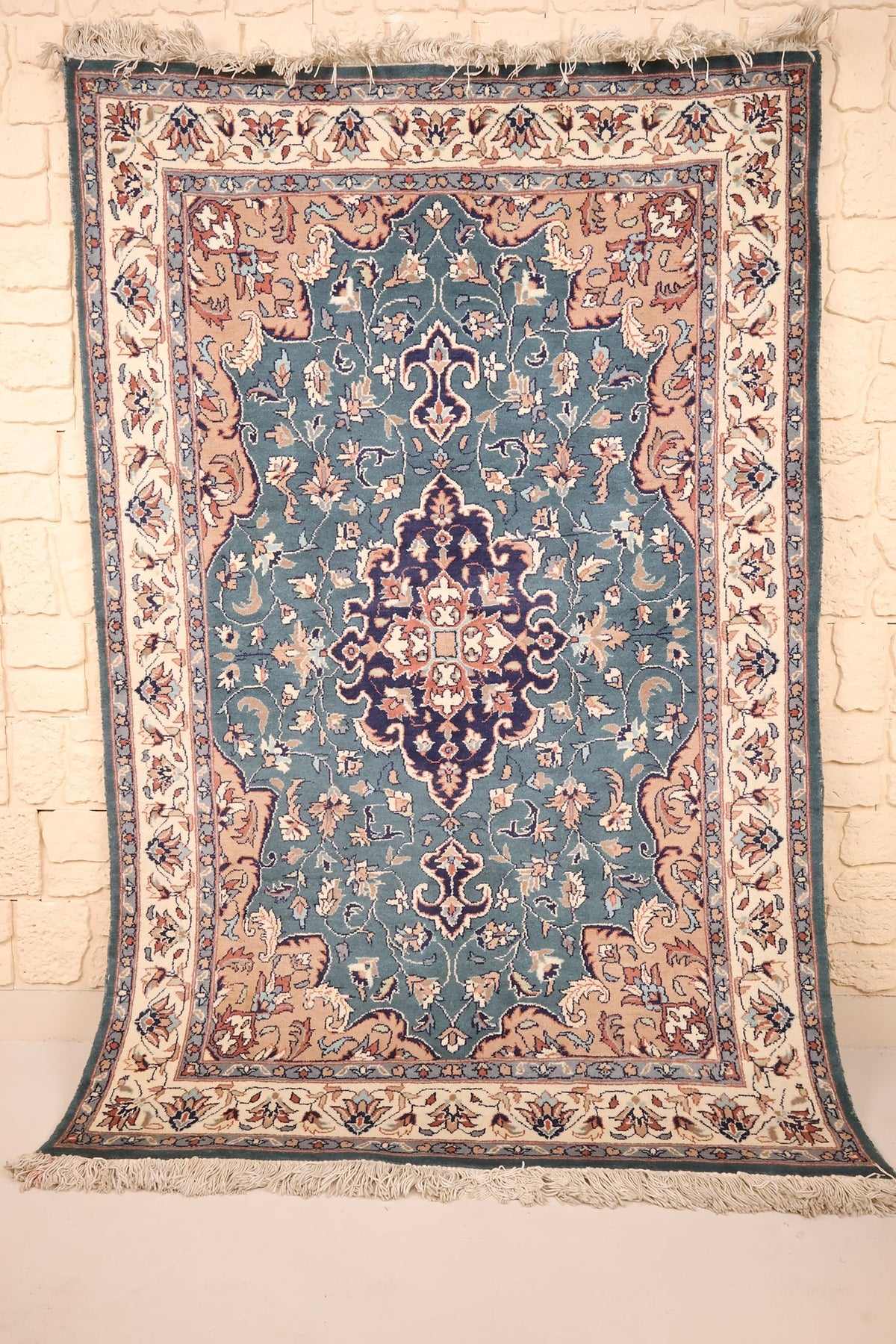 Tapis Pendjab bleu 187 × 125 cm, vue d'ensemble avec médaillon central et franges claires