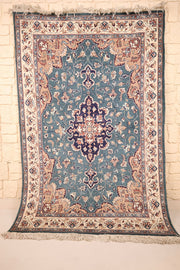 Tapis Pendjab bleu 187 × 125 cm, vue d'ensemble avec médaillon central et franges claires