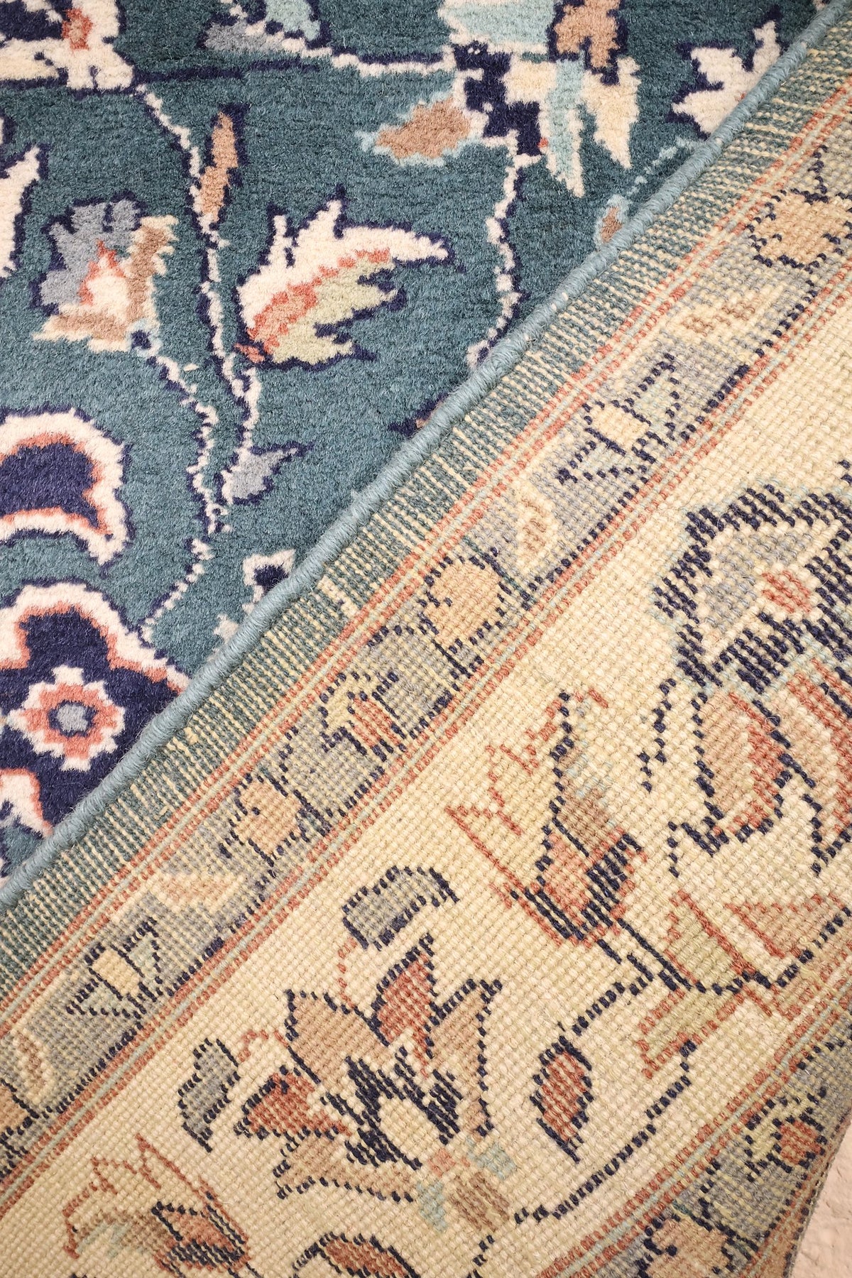 Envers du tapis Pendjab, nœuds visibles et dessin floral en teintes atténuées