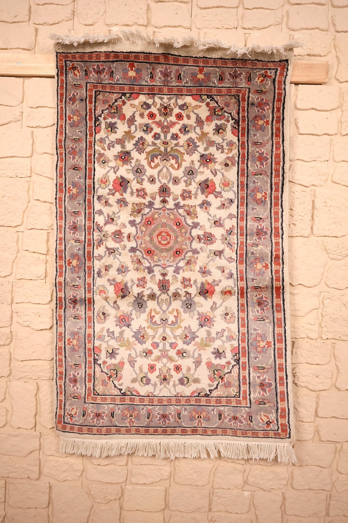 Tapis PLS beige 128 × 75 cm, vue d'ensemble du champ ivoire fleuri et des franges blanches