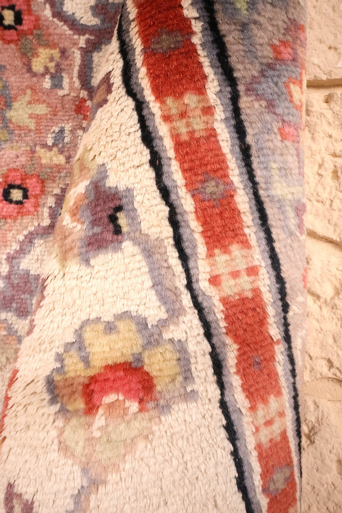 Coin replié du tapis PLS en laine naturelle et soie artificielle, bande rouge brique