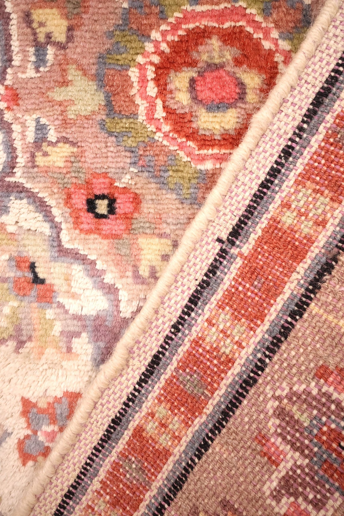 Envers du tapis PLS noué à la main, nœuds et dessin floral visibles