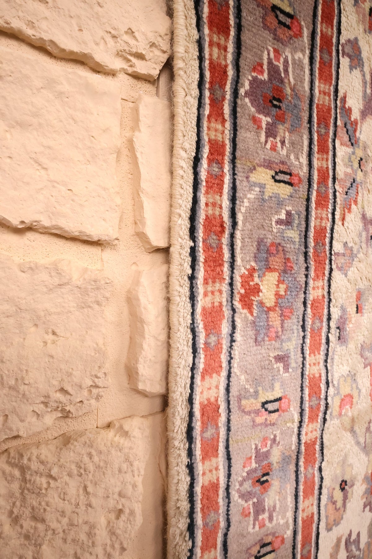 Lisière du tapis PLS beige, bordure grise et contre-bordure rouge brique