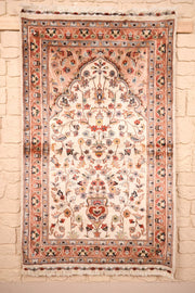 Tapis PLS beige 150 × 92 cm, vue d'ensemble du champ ivoire fleuri et du vase
