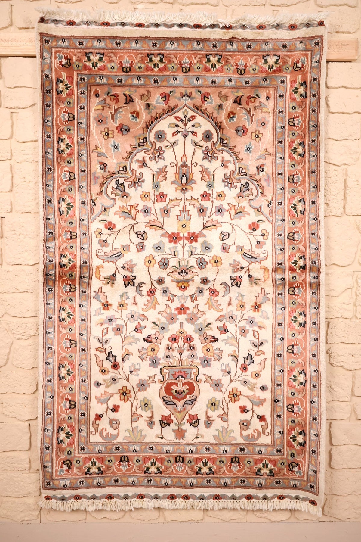 Tapis PLS beige 150 × 92 cm, vue d'ensemble du champ ivoire fleuri et du vase