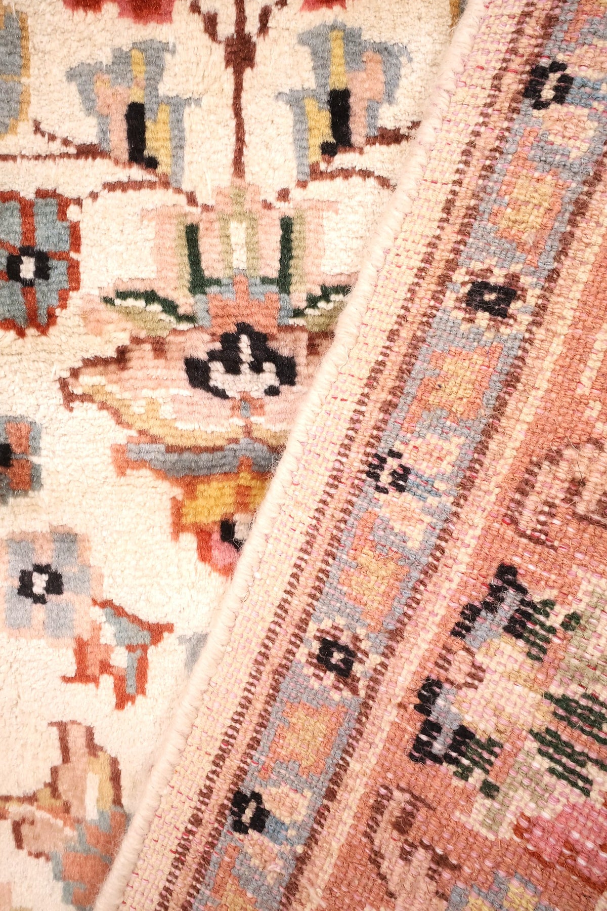 Envers du tapis PLS en laine et soie artificielle, nœuds noués à la main visibles