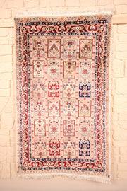 Tapis PLS beige 151 × 90 cm à compartiments fleuris, vue d'ensemble de face