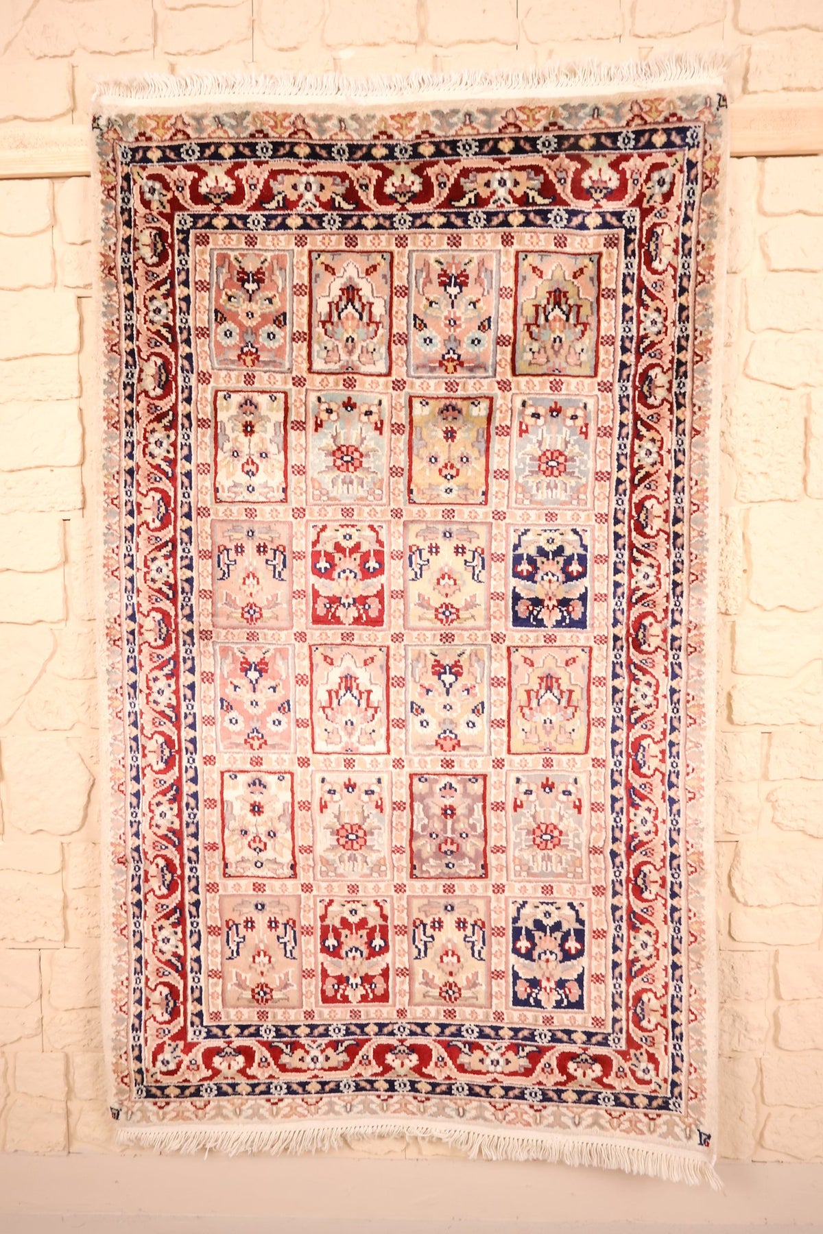 Tapis PLS beige 151 × 90 cm à compartiments fleuris, vue d'ensemble de face
