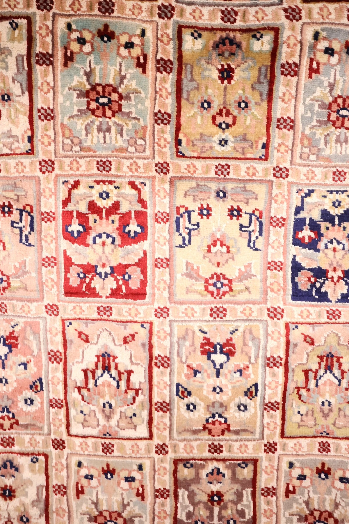 Détail des compartiments ivoire, rouge et bleu garnis de bouquets, tapis PLS