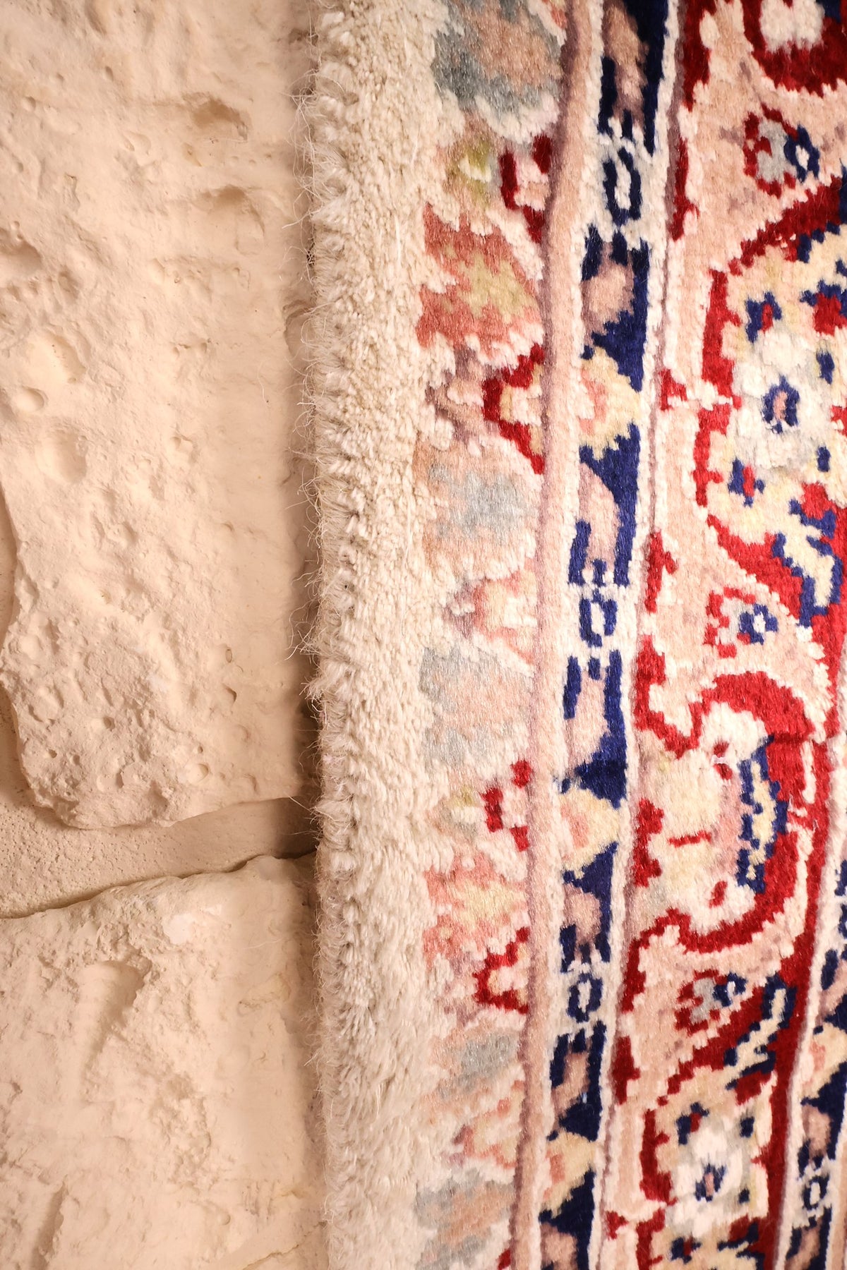 Lisière et franges du tapis PLS beige rosé, format rectangulaire 151 × 90 cm