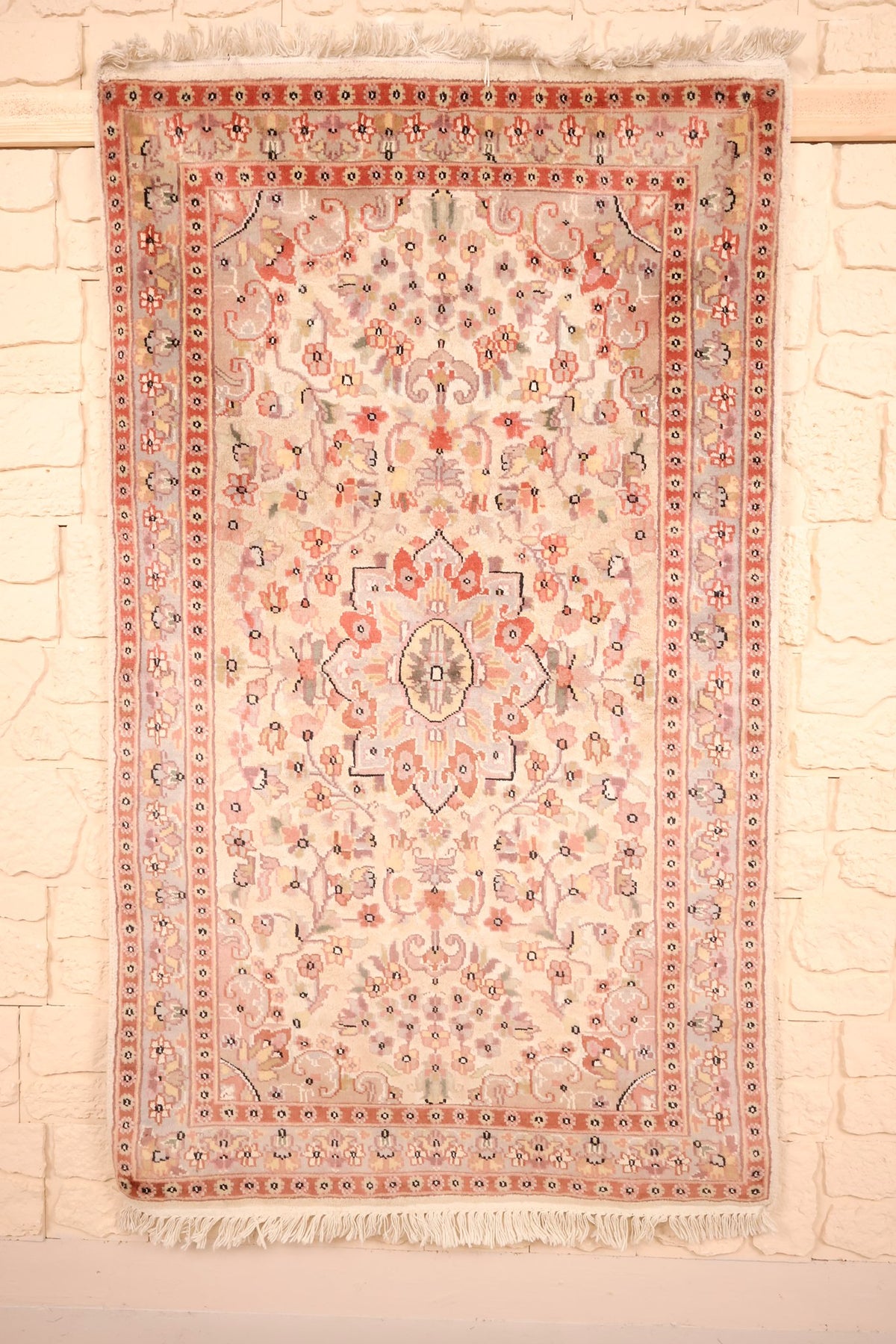 Tapis PLS beige 152 × 90 cm, vue d'ensemble du champ fleuri et du médaillon étoilé