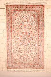 Tapis PLS beige 152 × 90 cm, vue d'ensemble du champ fleuri et du médaillon étoilé
