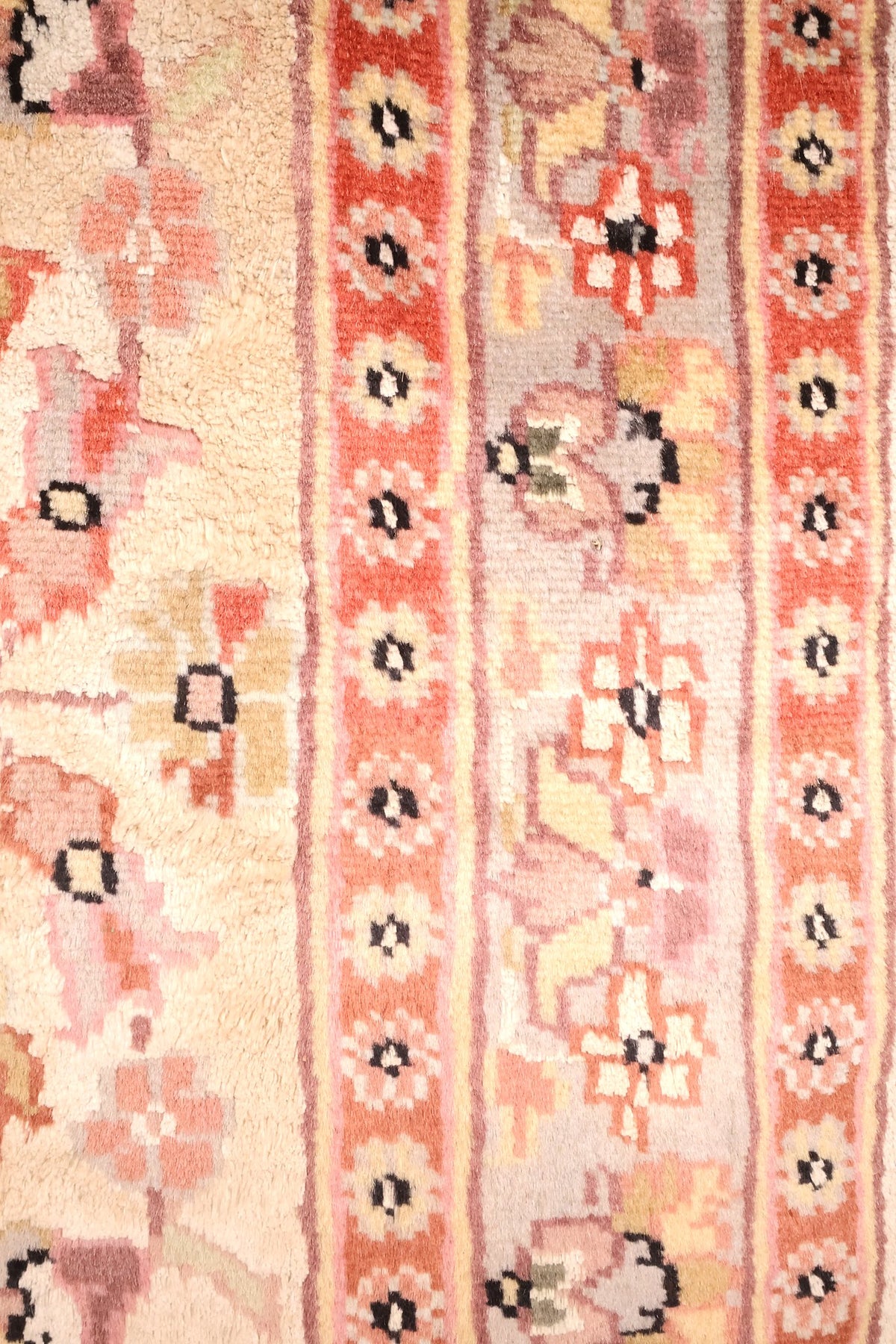 Bordure grise à fleurs et contre-bordures rouge orangé du tapis PLS