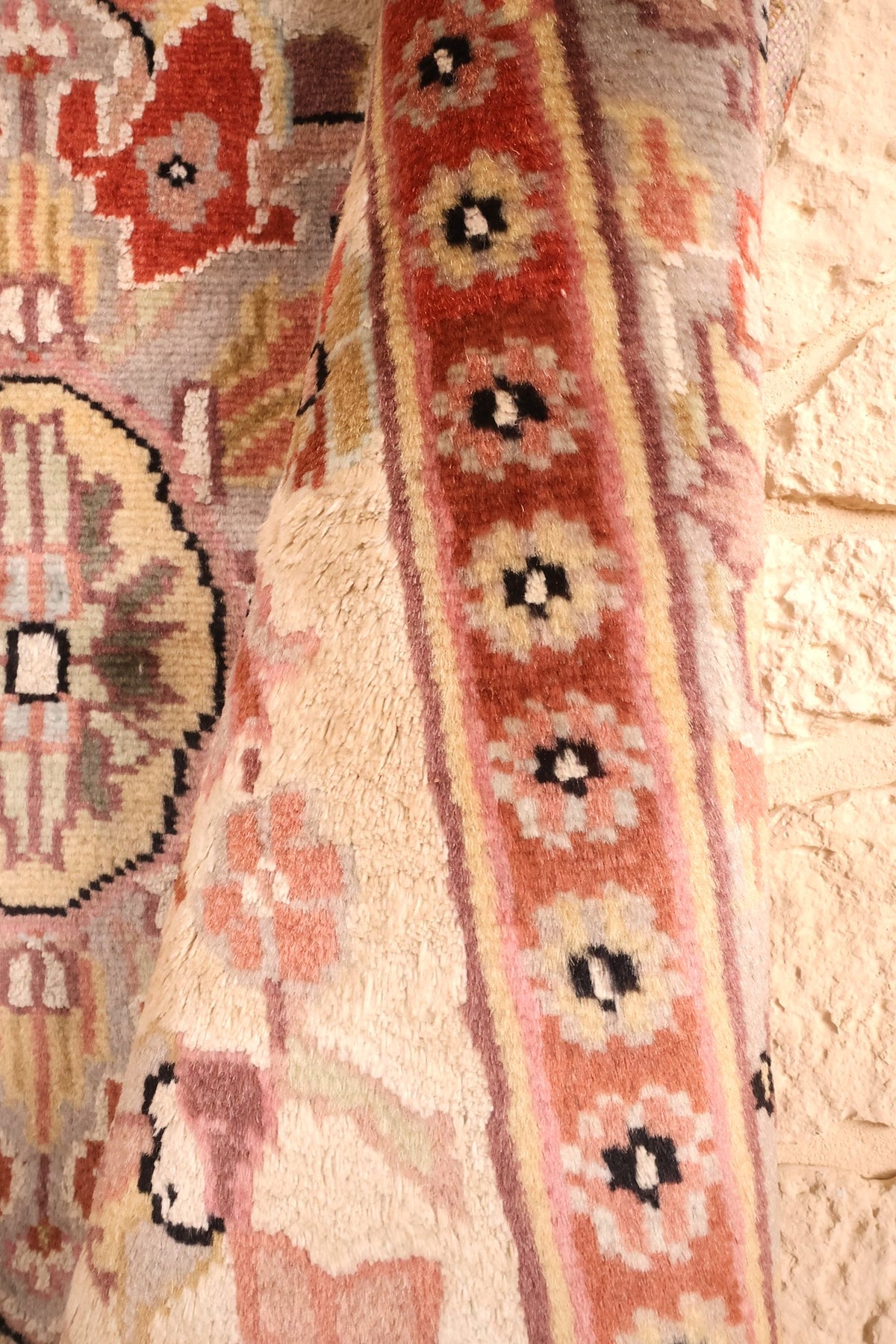 Coin replié du tapis PLS en laine et soie artificielle, rosettes de la bordure
