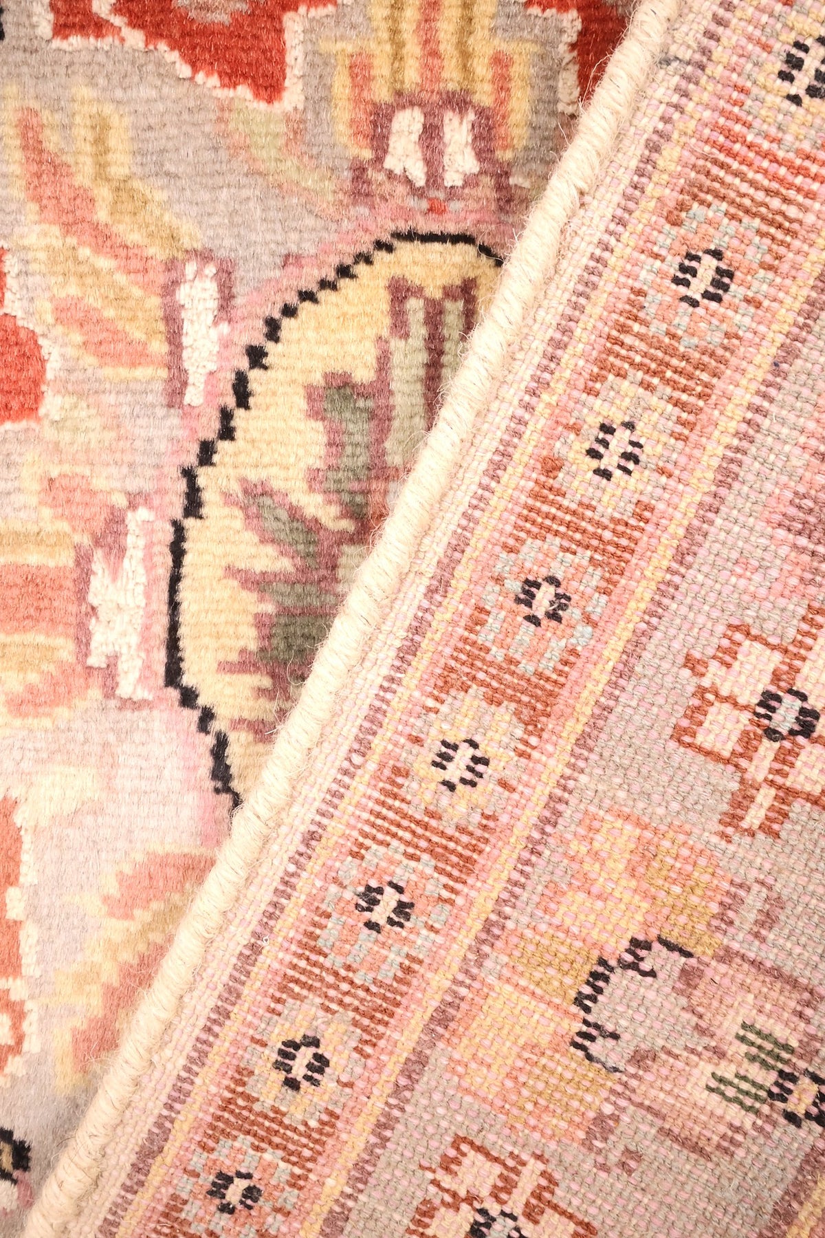 Envers du tapis PLS noué à la main, nœuds et dessin floral visibles
