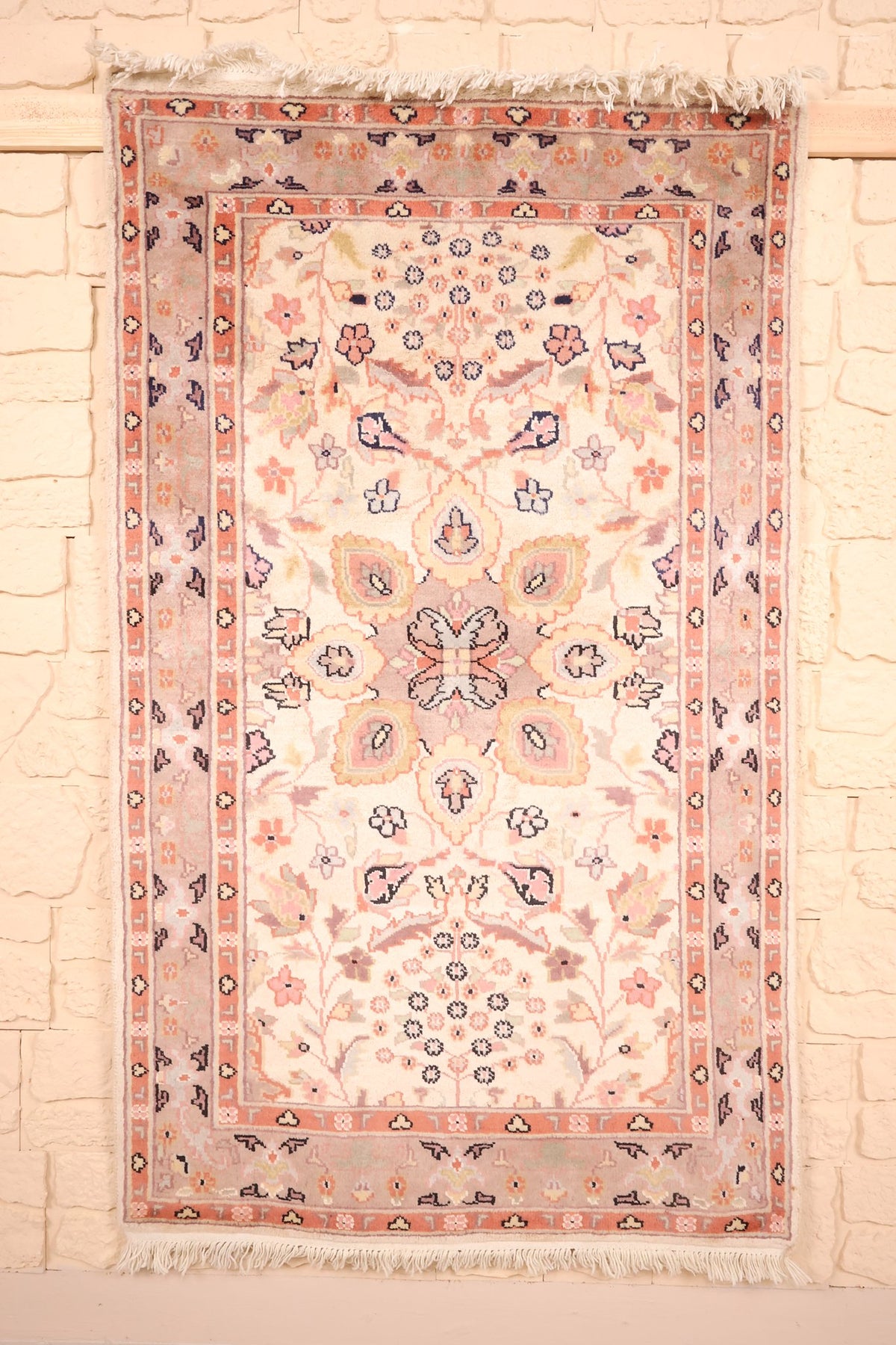 Tapis PLS beige 152 × 91 cm, vue d'ensemble du médaillon rose et des franges blanches