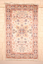 Tapis PLS beige 152 × 91 cm, vue d'ensemble du médaillon rose et des franges blanches