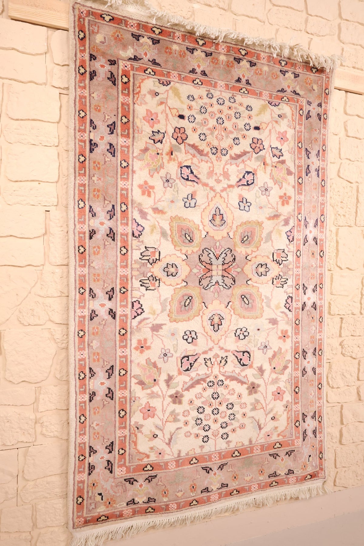 Tapis PLS rectangulaire beige et rose vu de biais, laine et soie artificielle
