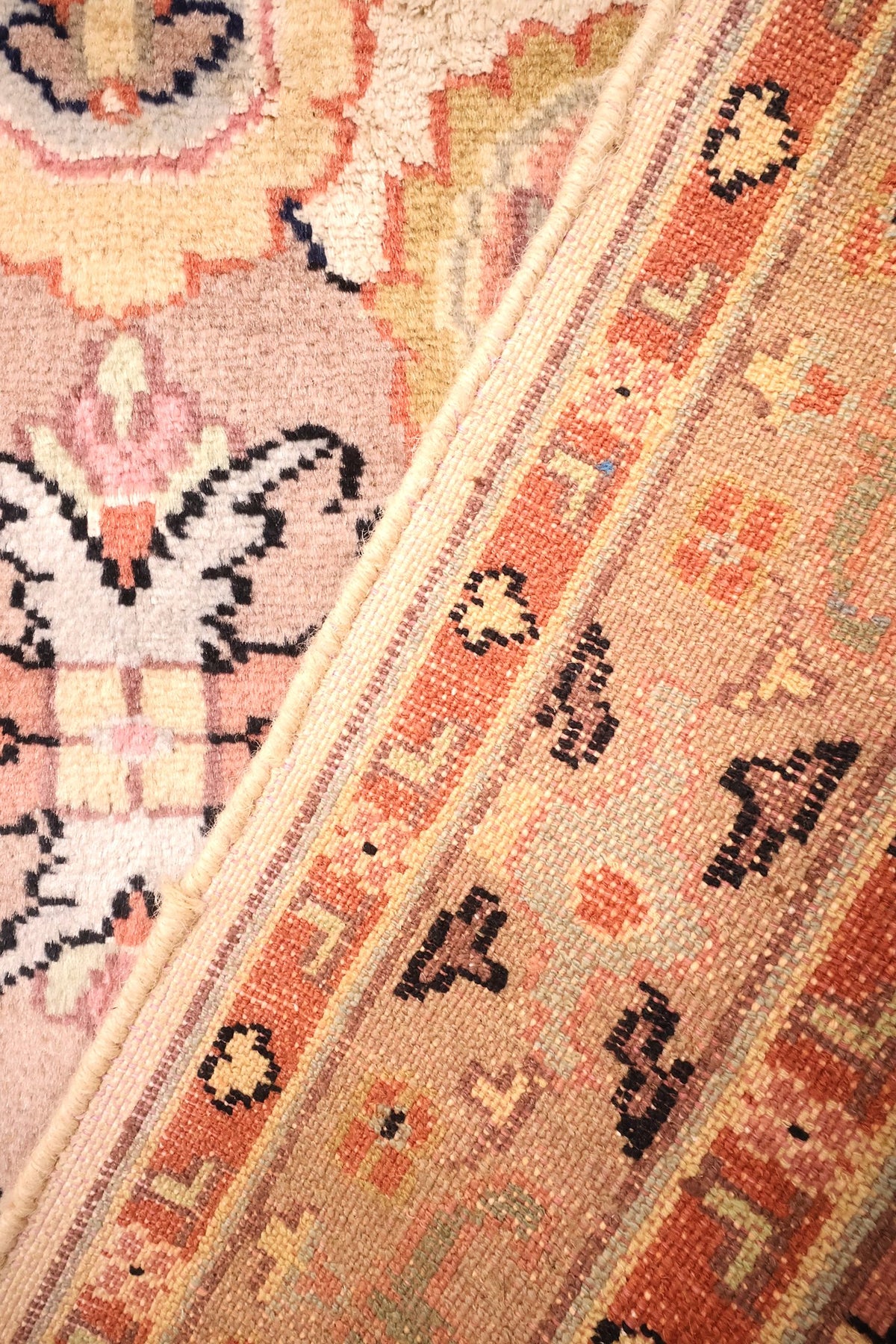 Envers du tapis PLS noué à la main, nœuds et dessin floral lisibles