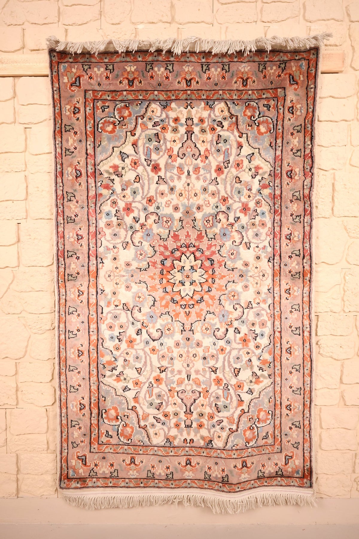 Tapis PLS beige 155 × 93 cm, vue d'ensemble du champ fleuri et du médaillon étoilé