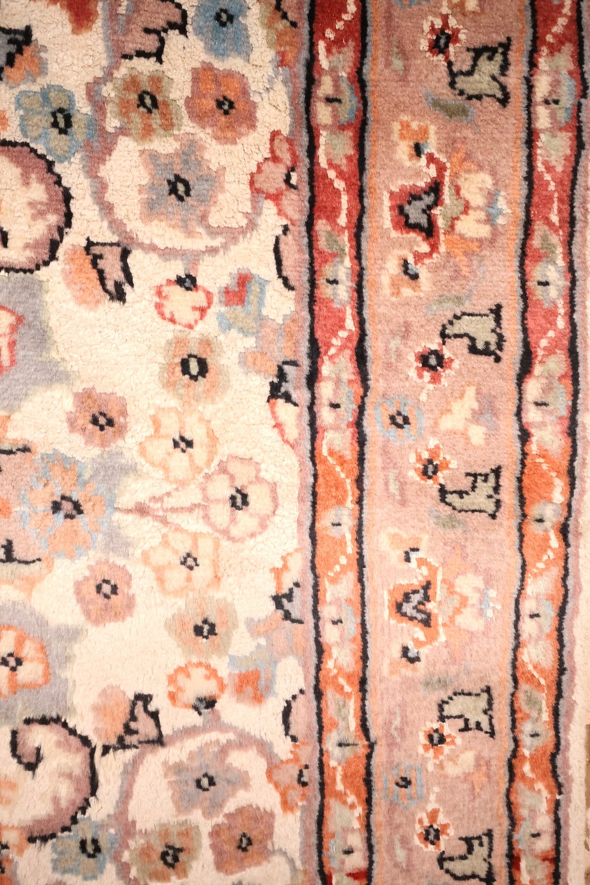 Bordure rose-vieux à frise de fleurs et filets noirs du tapis PLS beige