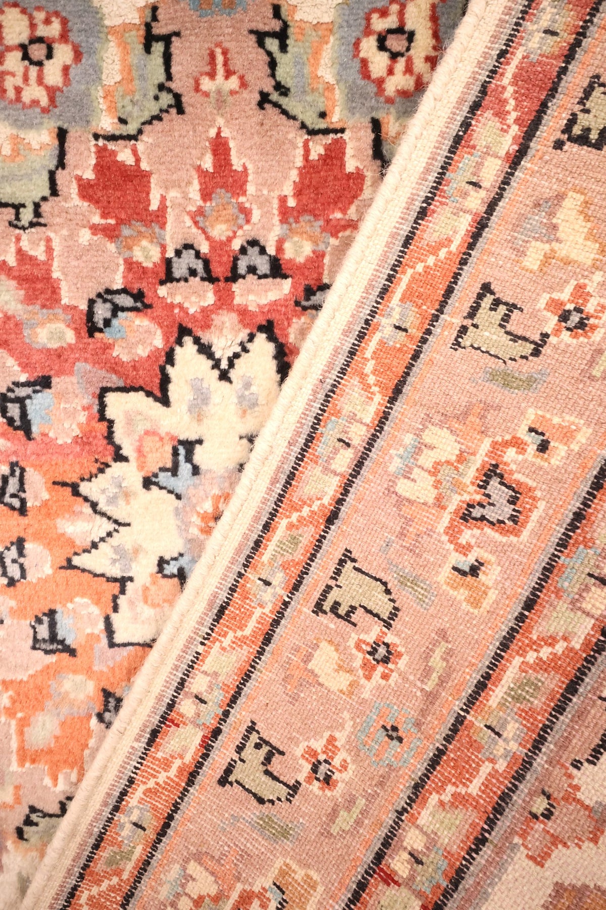 Coin du tapis PLS en laine et soie artificielle, noué à la main