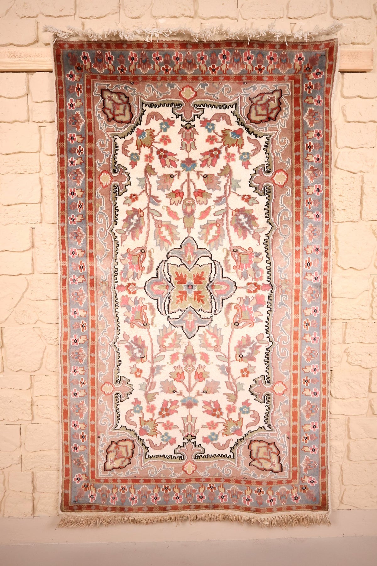Tapis PLS beige et rose 161 × 97 cm, vue d'ensemble du champ ivoire fleuri