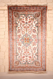 Tapis PLS beige et rose 161 × 97 cm, vue d'ensemble du champ ivoire fleuri