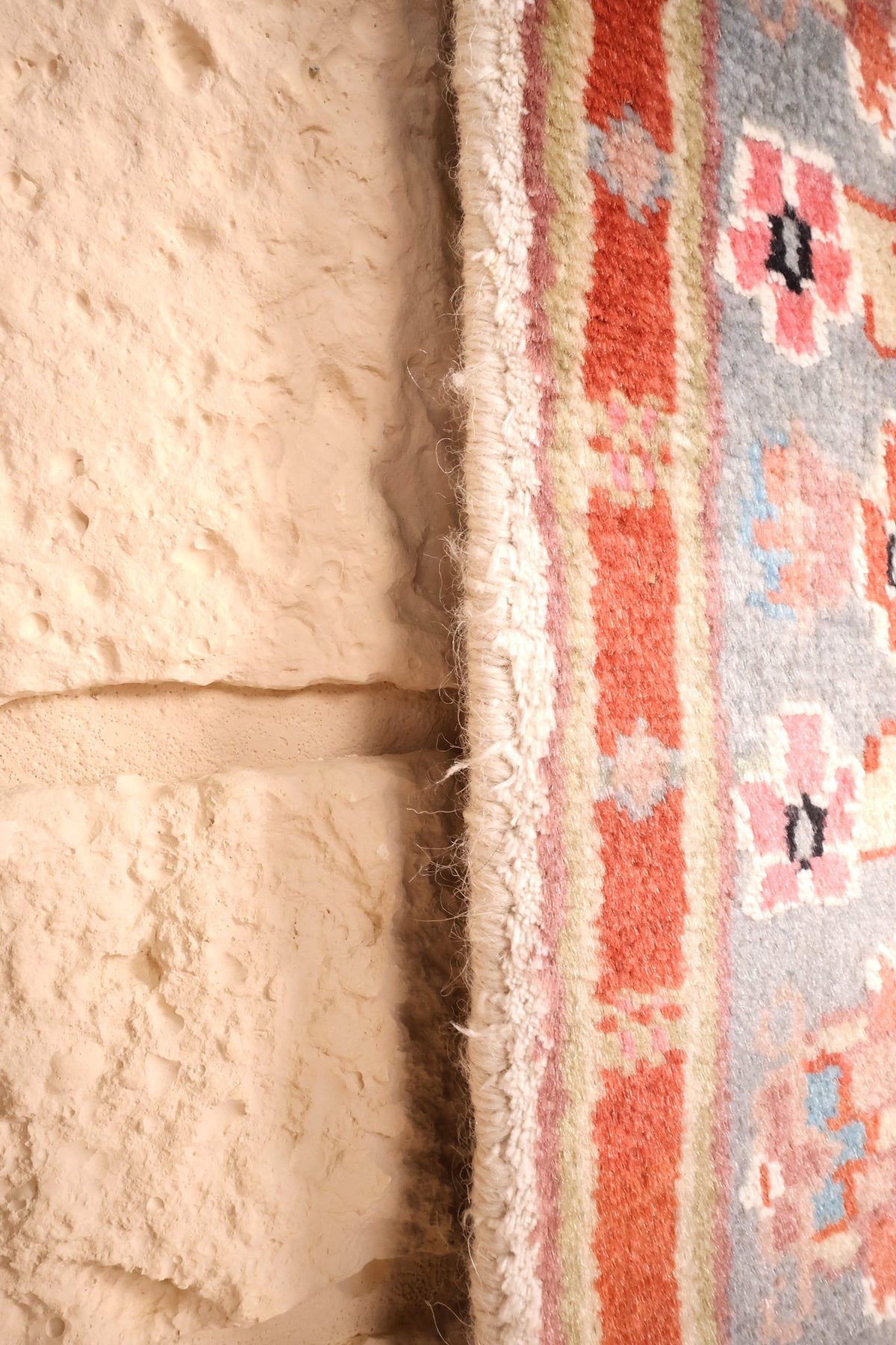 Lisière et franges blanches du tapis PLS 161 × 97 cm, bandes orangées