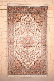 Tapis PLS beige 162 × 93 cm, médaillon rose saumon sur champ ivoire, vue d'ensemble