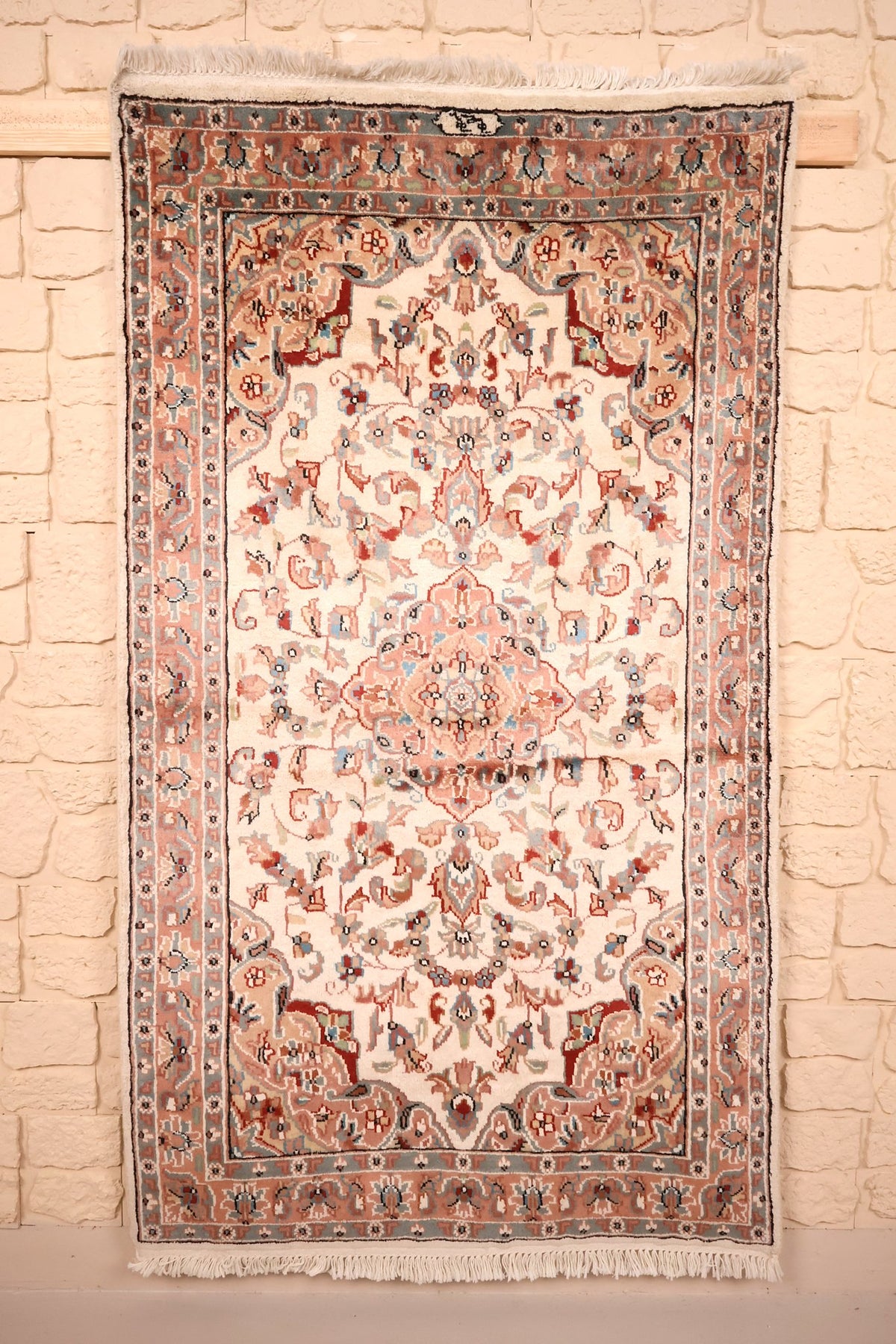 Tapis PLS beige 162 × 93 cm, médaillon rose saumon sur champ ivoire, vue d'ensemble